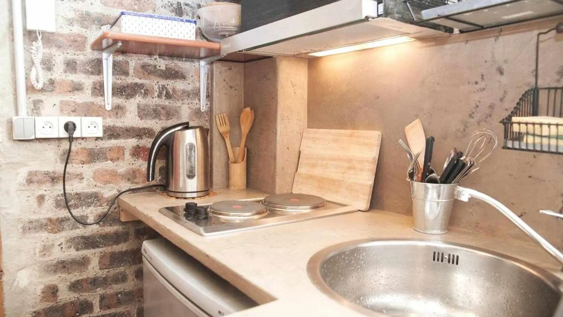 Cosy Quiet And Well Appointed Studio Apartment Paris France